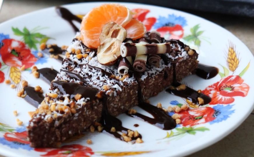 Brzo, zdravo i jednostavno: Napravite čokoladni kolač od samo četiri sastojka - bez šećera i putera