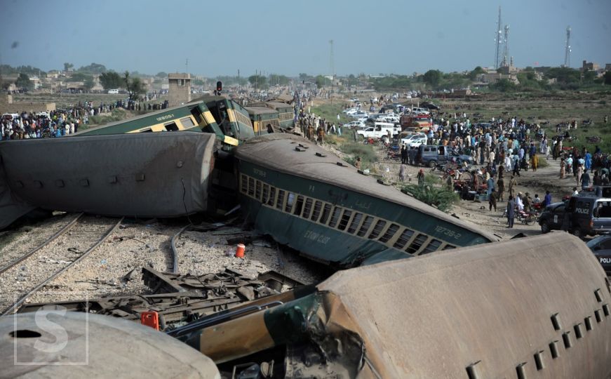 Pakistan: Voz iskočio iz šina, poginulo najmanje 30 osoba, 100 povrijeđenih