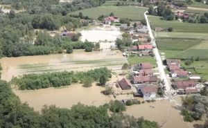 Dramatične scene u bh. susjedstvu: Drava nosi sve pred sobom, urušavaju se kuće