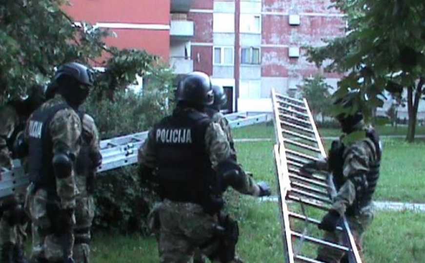 Pretres u Maglaju: Policajci "češljali" kuću i automobil Alfa Romeo, pronađen spid