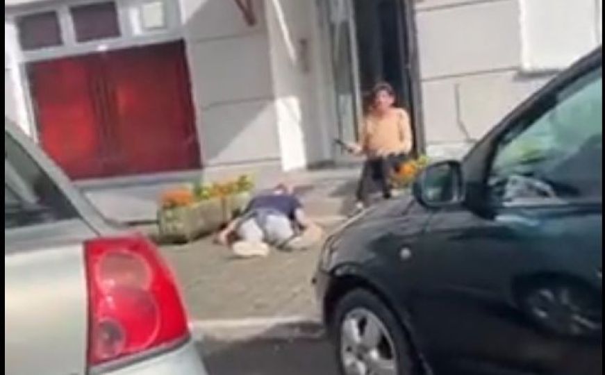 Nestvarna scena u BiH: Dvojica muškaraca nepomično leže na trotoaru, žena sjedi i mirno ih posmatra