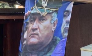 Fašisti ne miruju: U Ulcinju okačio sliku ratnog zločinca Ratka Mladića