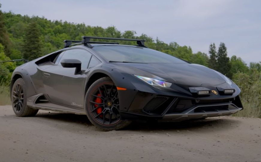 Ovako se automobil testira: Kupio Lamborghini iz salona, pa ga odvezao pravo na makadam