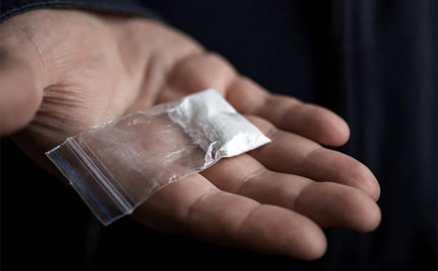 Uhvaćeni kako se drogiraju: Banjalučani šmrkali kokain sa displeja mobitela