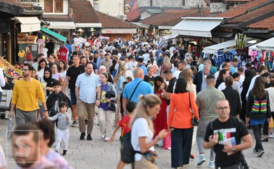 Sarajevo, ljubavi moja: Grad je prepun, turisti sa svih strana svijeta preplavili Baščaršiju