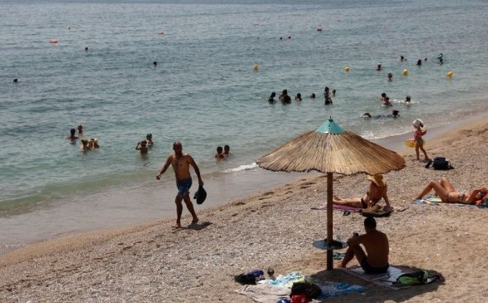 Tragedija u Grčkoj: Srbijanac preminuo na plaži, doživio srčani udar dok se igrao sa porodicom
