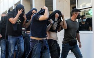 Policajac na saslušanju navijača u Atini: "Napali su nas, upotrijebili smo šok bombe..."