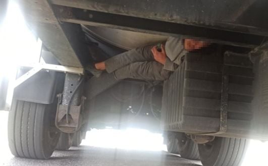 Granična policija otkrila tri migranta u podvozju vozila
