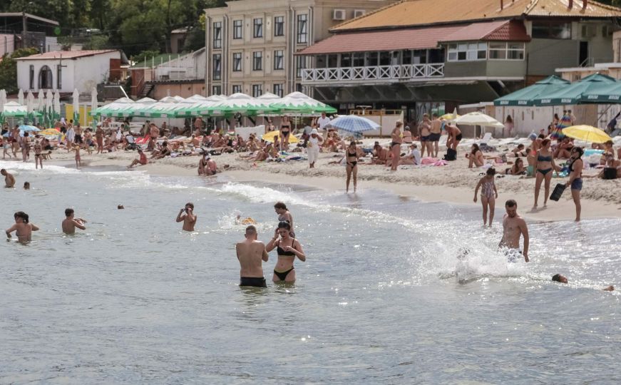 Dok u Ukrajini traje agresija, pogledajte kako je u jednom dijelu države: More, kupanje, suncobrani