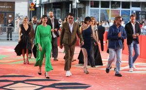 Pogledajte dolazak Danisa Tanovića i ekipe serije "Frust" na crveni tepih