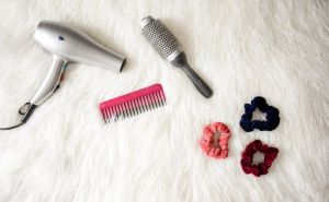 Metoda bez greške: Ovako možete očititi fen i peglu za kosu