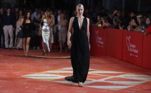 Elegancija na crvenom tepihu: Mona Muratović oduševila izborom stajlinga