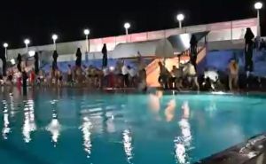 Mladi SNSD-a organizirali performans na bazenima u Doboju: 'Za Dodika i u vatru i u vodu'