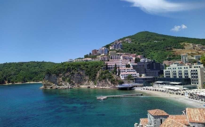 Drama u Crnoj Gori: Mlada turistkinja spašena od utapanja na poznatoj plaži