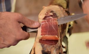 Ovaj par zbog komada pršute tuži restoran za skoro 90.000 KM odštete