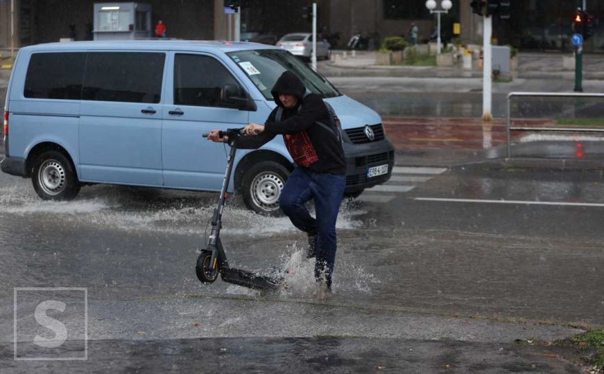 Kiša stvara probleme vozačima: Poplavljena raskrsnica u Sarajevu