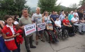 Protesti ispred Zavoda Pazarić, prisutni poslali poruku: 'Šutnja je odobravanje'