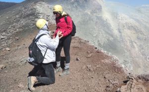 Muškarac zaprosio djevojku na ivici aktivnog vulkana: "Bila je svuda lava i pepeo iznad grada"
