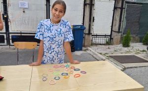 Djevojčica u Sarajevu prodavala narukvice - sve što je zaradila donirala za siročad iz Sirije