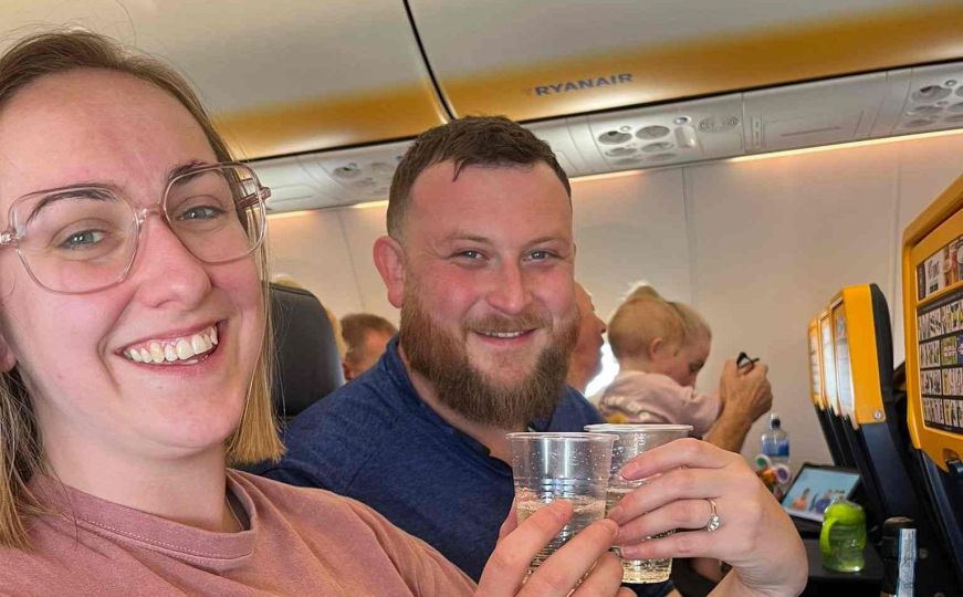 Na letu RyanAira muškarac zaprosio djevojku: Pogledajte urnebesnu reakciju poznatog avioprevoznika