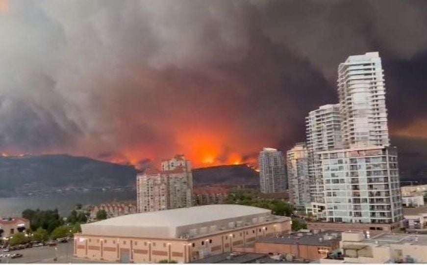 Scene kao iz pakla: Pojačali se požari u Kanadi, gori sve oko gradova, naređena evakuacija građana