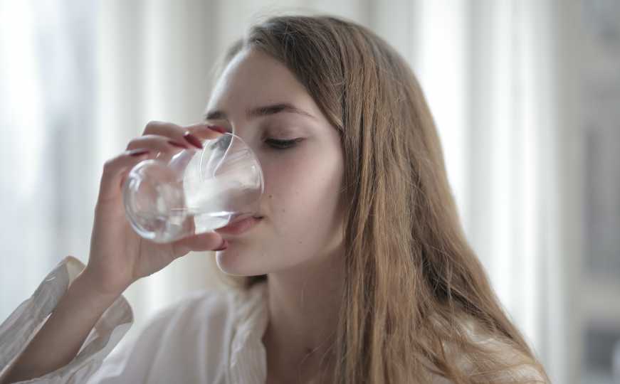 Čaša hladne vode u vrelim ljetnim danima je štetna za organizam: Evo zašto