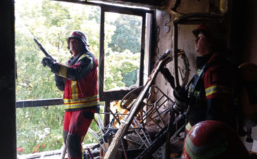 Pričinjena veća šteta: Gorio stan u Hadžićima, vatrogasci objavili fotografije