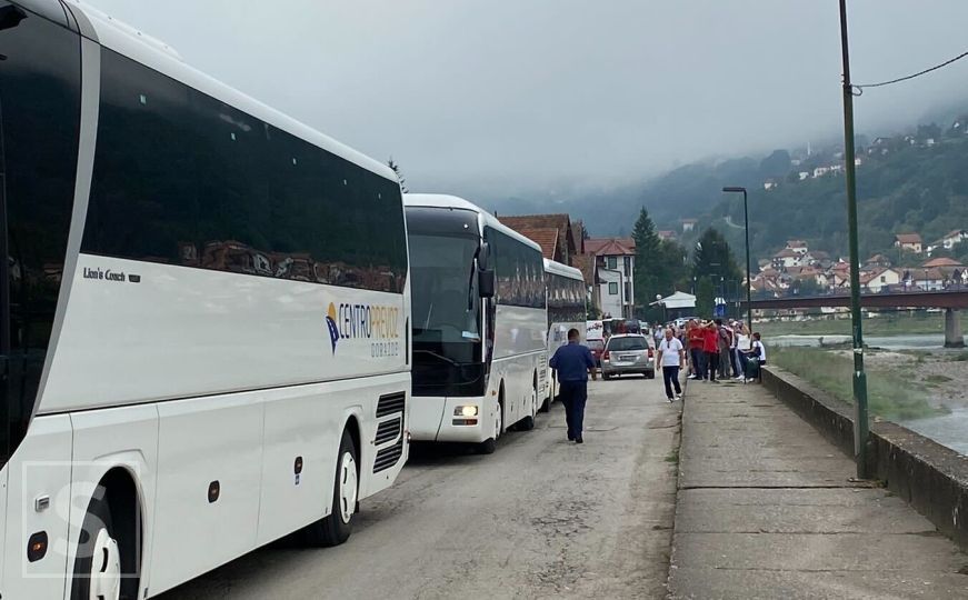 Veliki broj građana kreće iz Goražda na proteste ispred Suda BiH u Sarajevu