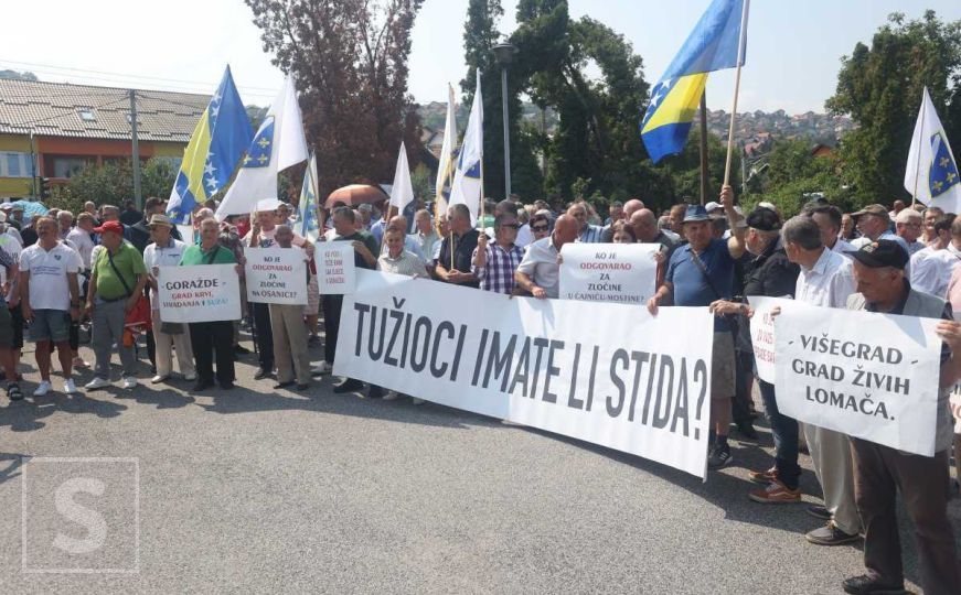 Počeli protesti ispred Suda Bosne i Hercegovine sa porukom: 'Tužioci imate li stida?'