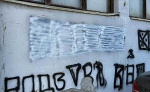 Prekrečen sramotni grafit koji veliča Ratka Mladića u Zvorniku
