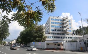 OHR se oglasio povodom napada na novinara Mirzu Derivševića: "Hitno istražiti i kazniti počinitelje"