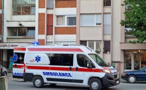 Užas u Bijeljini: Ženu napao nožem, pa skočio sa balkona