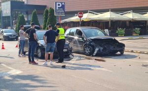 Teška nesreća u Sarajevu: Žestok sudar dva vozila, povrijeđena jedna osoba