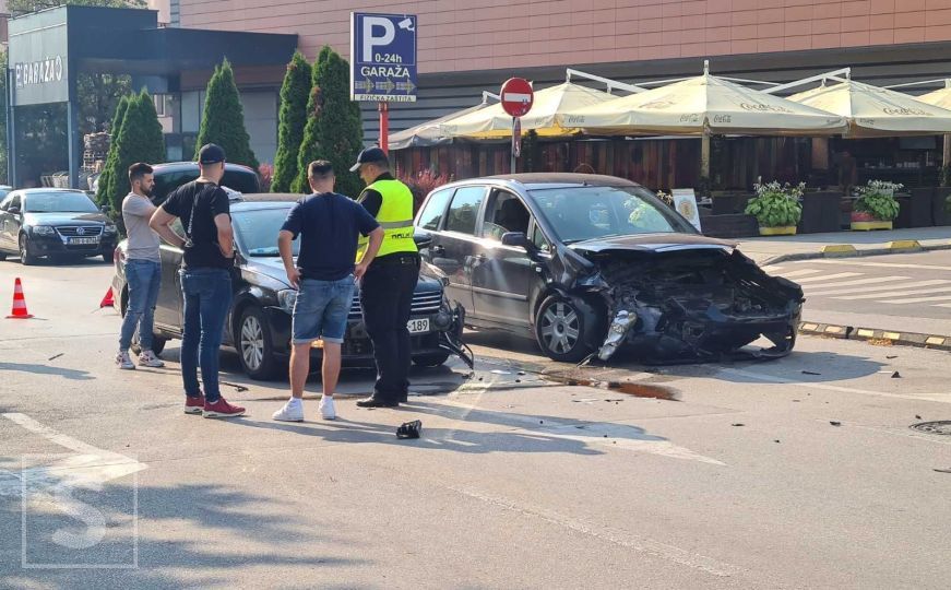 Teška nesreća u Sarajevu: Žestok sudar dva vozila, povrijeđena jedna osoba