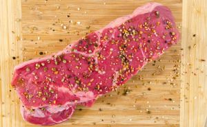 Stručnjaci dali odgovor: Da li je dovoljno vodom isprati meso prije termičke obrade?