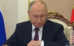 Mrežama se proširio snimak Putina kako gleda na sat, a onda je krenuo haos