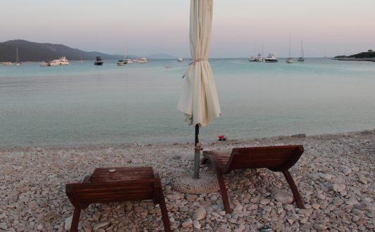 Tužna slika jedne od najpoznatijih plaža u Hrvatskoj: Parkiranje košta 15 eura, 35 eura za ležaljku
