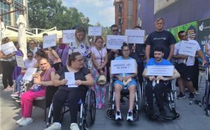Osobe sa invaliditetom na mirnom okupljanju u Tuzli: 'Ja ću odlučiti s kim ću živjeti'