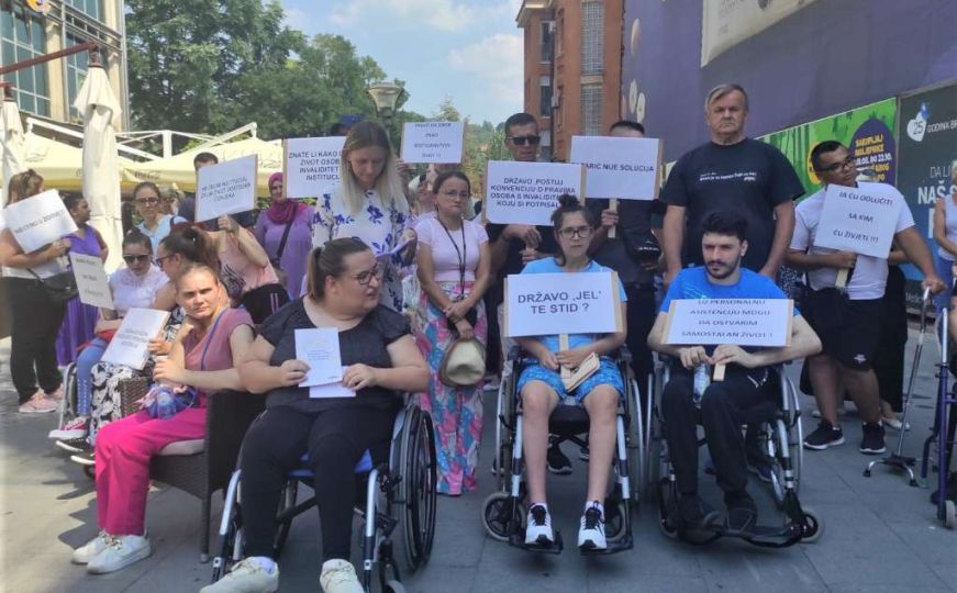 Osobe sa invaliditetom na mirnom okupljanju u Tuzli: 'Ja ću odlučiti s kim ću živjeti'