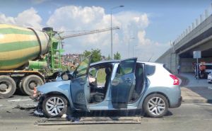 Težak sudar kamiona i automobila na kružnom toku na Stupu: Povrijeđene tri osobe, policija na terenu