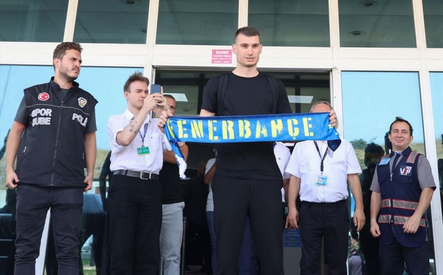 Dominik Livaković stigao u Istanbul, dočekali ga navijači Fenerbahcea