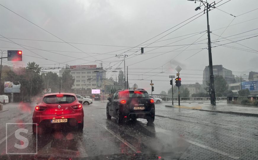 Upozorenje meteorologa - nevrijeme zahvatilo Sarajevo. Kiša praćena jakom grmljavinom stigla u Bosnu