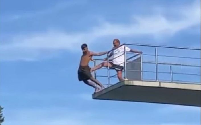 Stravičan prizor: Spasilac na bazenu brutalno gurnuo čovjeka sa skakaonice, pao sa deset metara