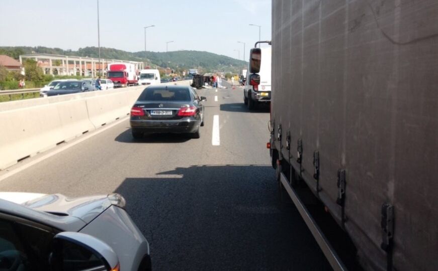 Teška nesreća na autoputu u BiH: Prevrnulo se vozilo Hitne pomoći