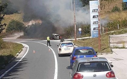 Drama kod Sarajeva: Planuo automobil u pokretu, vozač u posljednji trenutak napustio vozilo