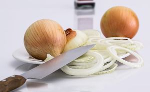 Uvjerilo se preko 12 miliona ljudi: Ovo je najbrži i najlakši način za rezanje luka