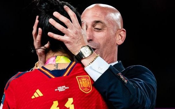 FIFA suspendirala Rubialesa na 90 dana jer je poljubio nogometašicu u usta