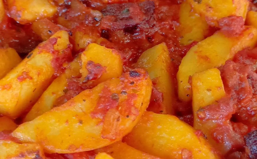 Recept dana: Hrskavi pečeni krompir sa paradajzom