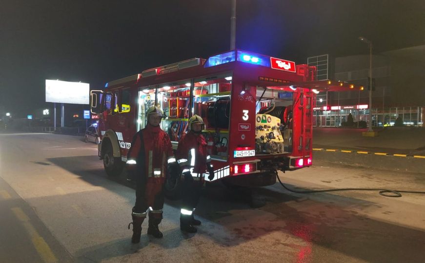 Ponoćna drama u Vogošći: Planuo Volvo, intervenirali vatrogasci