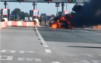 Užas kod Beograda: Automobil se zapalio na naplatnoj kućici